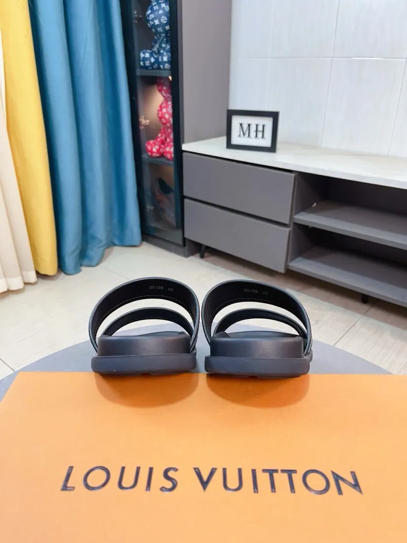 Ex-factory price 320🌹🌹 (lv-Louis Vuitton) new men's sandals, high-end boutique, exquisite embossed logo decoration on the upper, fine workmanship, super soft soles, casual, loose and comfortable, a must-have in summer! \nsize：38-44